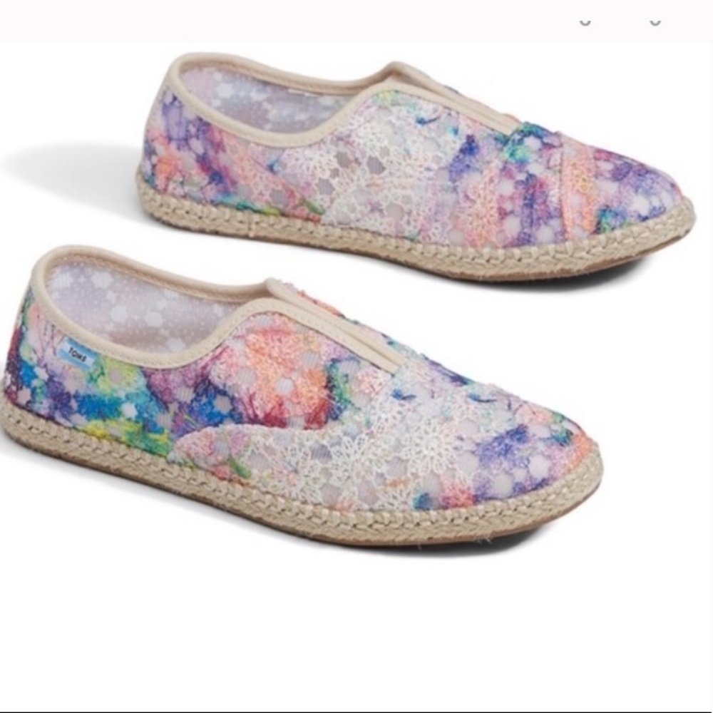 NWT & box size 7 Tom’s Palmera multi crochet shoe